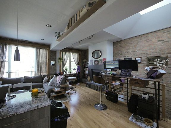 2nd image of 940 N Damen Ave APT 3F