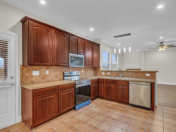 3rd image of 1112 Windhaven Cir