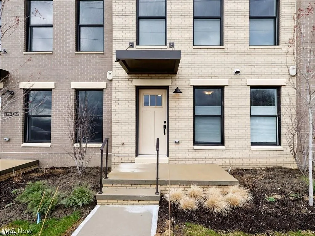 2 bed, 2.5 bath, 1901 sqft, $3,650 — Photo 2