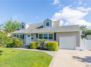 198 N Boston Ave, Massapequa, NY 11758