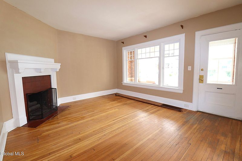4th image of 28 Stewart Street