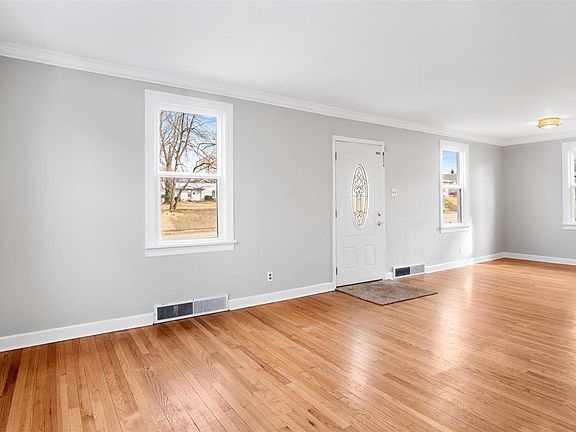 3rd image of 7070 Lansdowne Ave