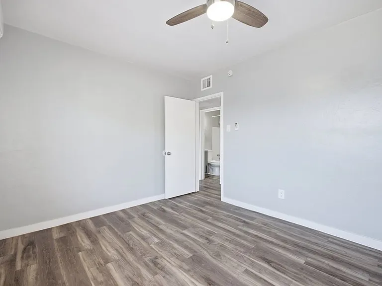 2120 N Forgeus Ave #B — Photo 13