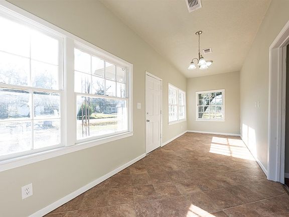 4th image of 650 W Avenue D