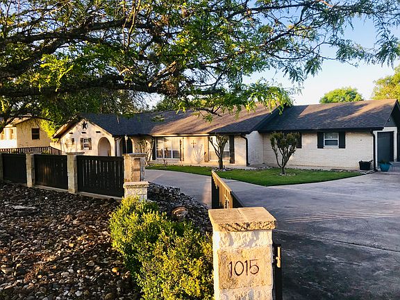 Front gate w/circular drive