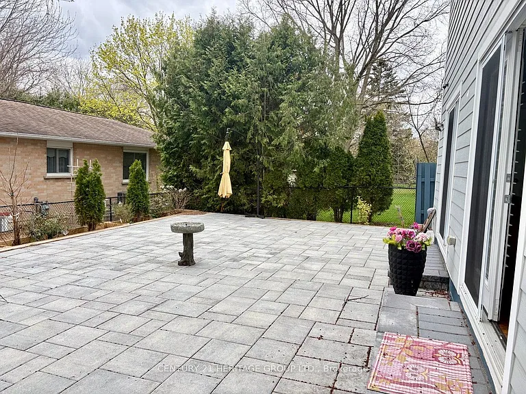 22 Cedar Cres #MAIN — Photo 5