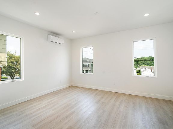 2nd image of 174 Gainsborg Ave #2