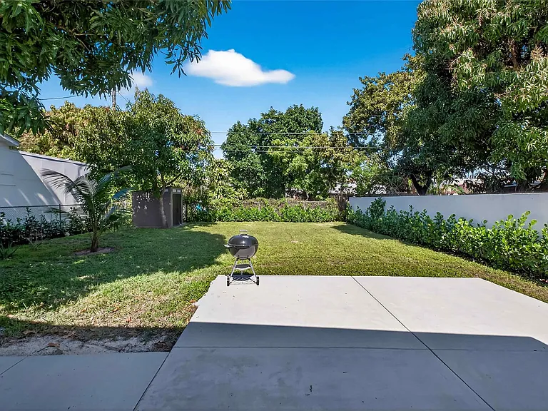 2733 SW 15th St — Photo 20
