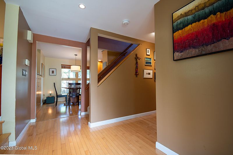 4th image of 262 Kenwood Avenue