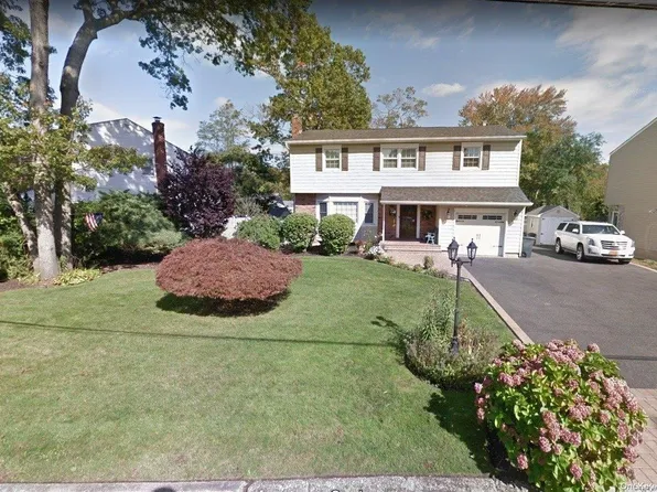 3 Eastwood Drive, North Babylon, NY 11703