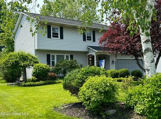 98 Longmeadow Dr, Delmar, NY 12054