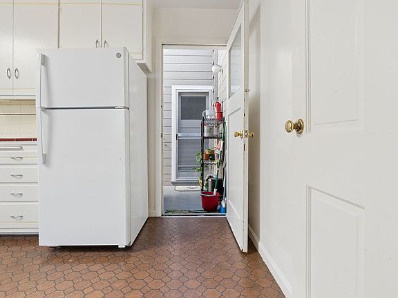 5th image of 87 Iris Ave