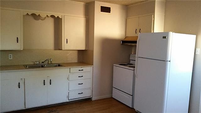 2nd image of 2233 Lowden St