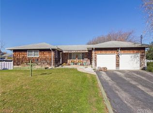 135 Abbington Ct, Copiague, NY 11726
