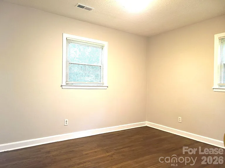 956 S Hoskins Rd — Photo 10