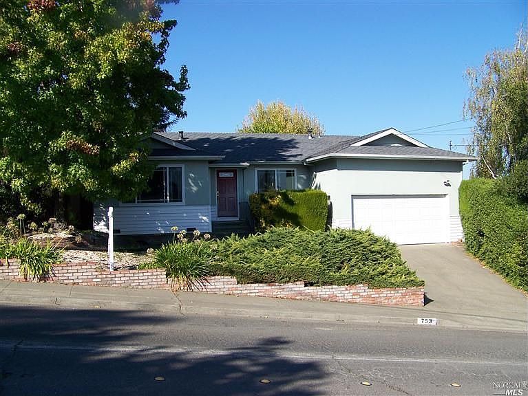 1st image of 753 Elm Dr