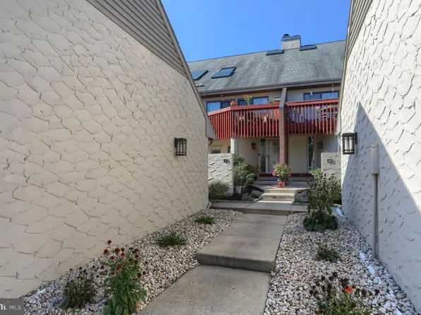 593 Geneva Dr APT 17, Mechanicsburg, PA 17055