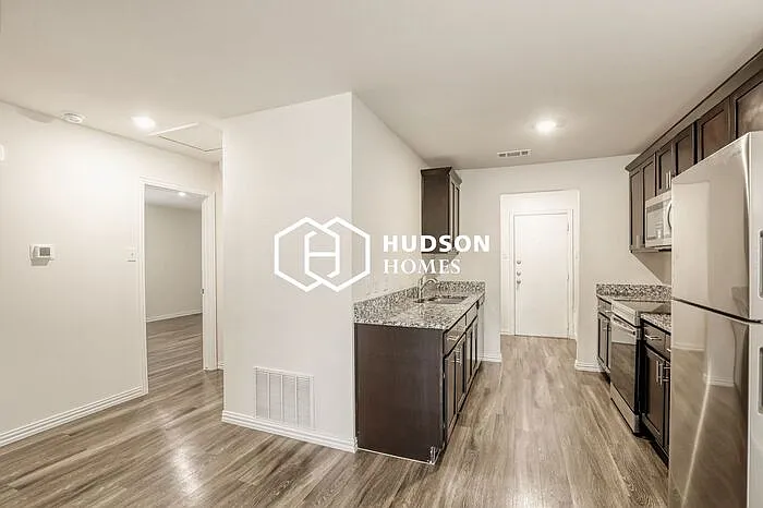 708 Henderson St — Photo 5