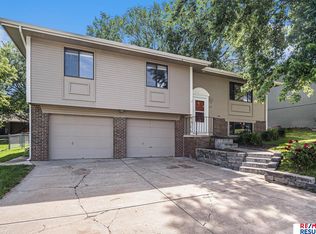 307 Pioneer Rd, Papillion, NE 68046