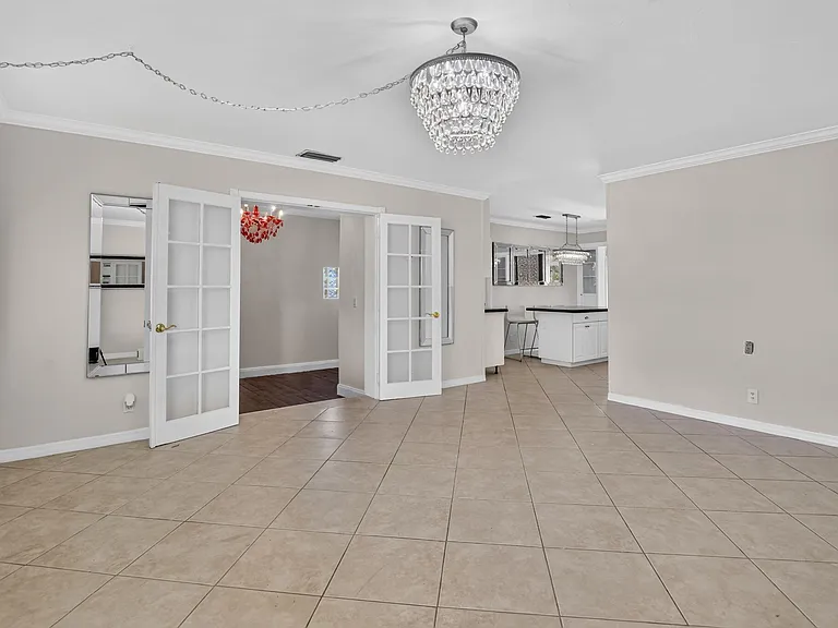 421 SW 2nd St — Photo 4