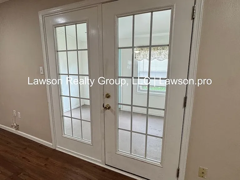 107 Oxford Sq — Photo 8