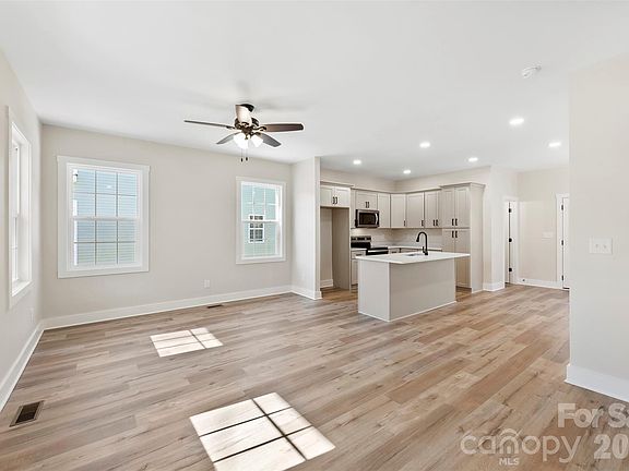4th image of 205 Putnam St