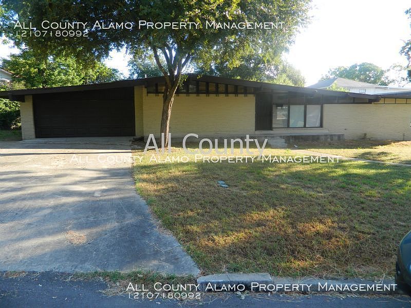1st image of 4610 Golf View Dr