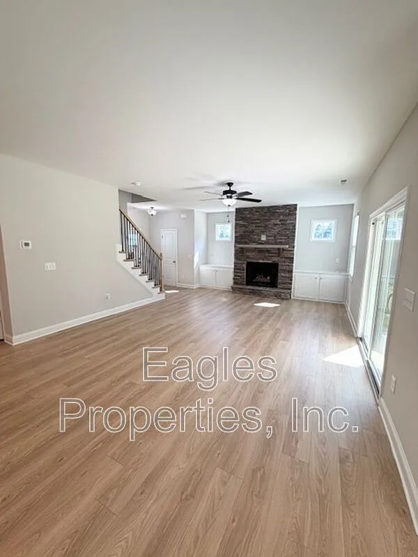 4 bed, 2.5 bath, $2,300 — Photo 4