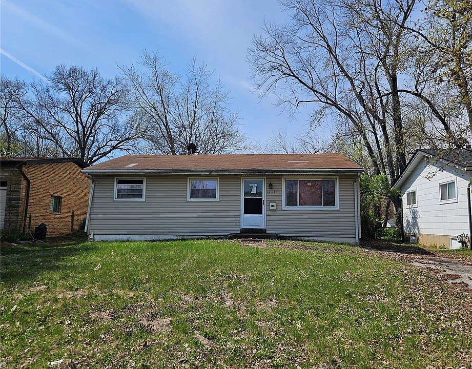 1st image of 10117 Royal Dr
