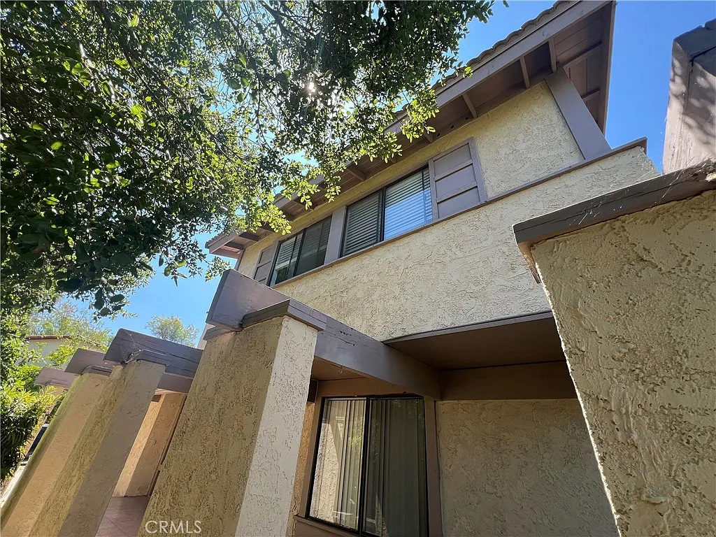 6 bed, 2.5 bath, 2802 sqft, $4,380 — Photo 3