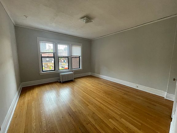 4th image of 564 W Roscoe St APT 1A