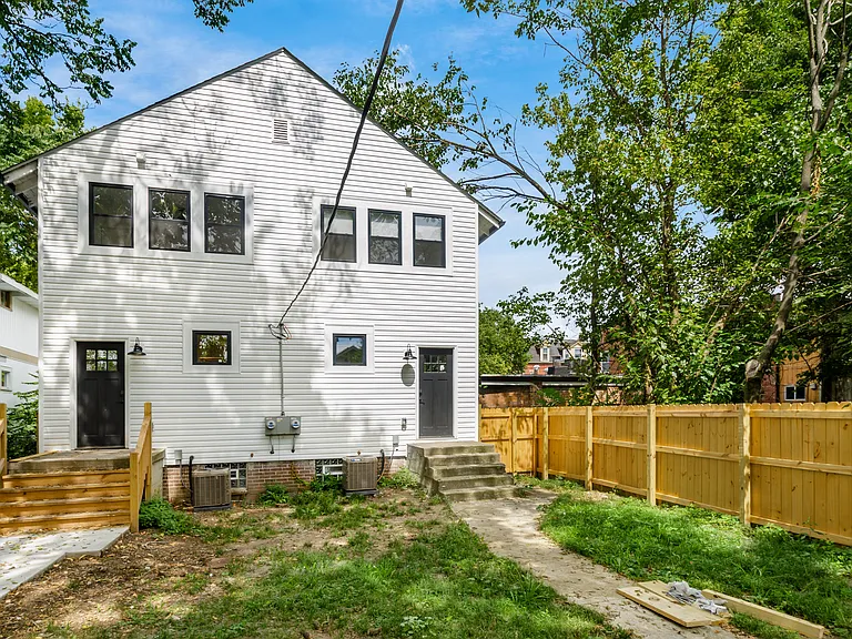 1671 Oak St — Photo 40