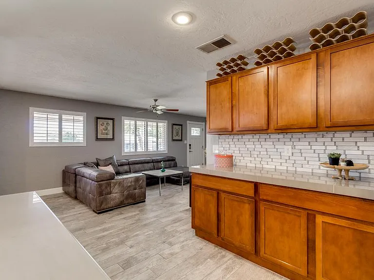 318 E Butler Dr — Photo 11