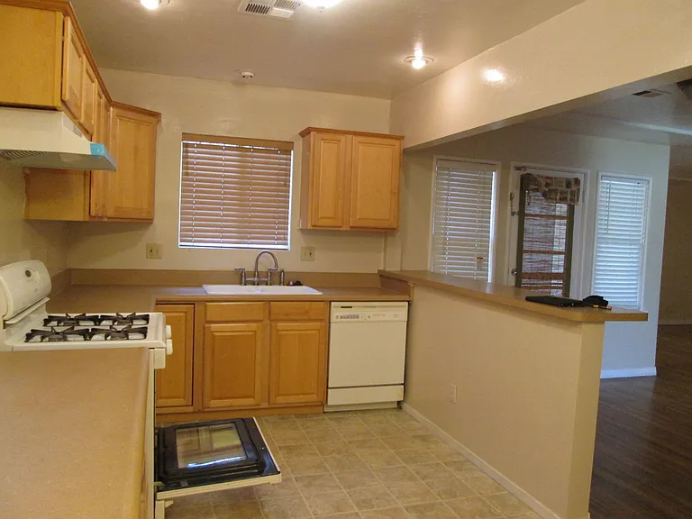 3032 N Inyo St — Photo 4