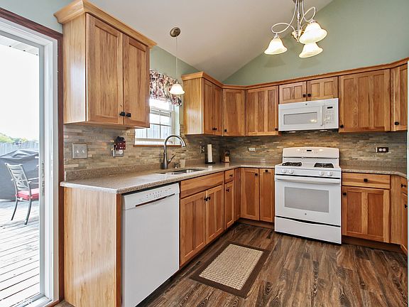 4th image of 562 Sandburg Dr