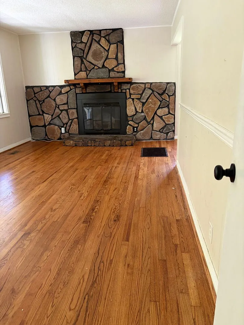 Charming 3BR/1BA Cottage with Spacious Yard — Photo 2