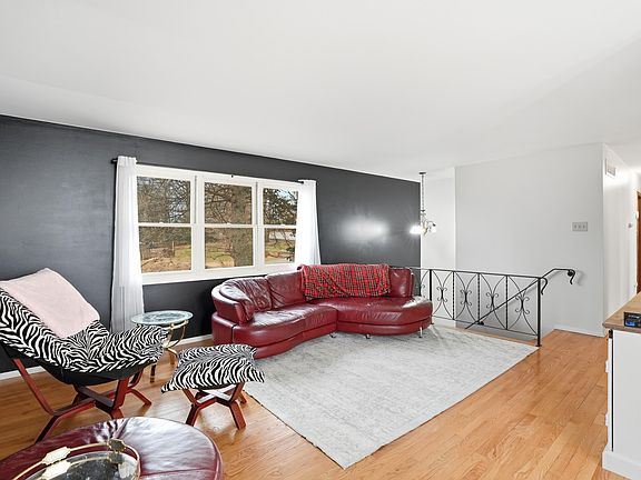 3rd image of 508 W 117th Pl