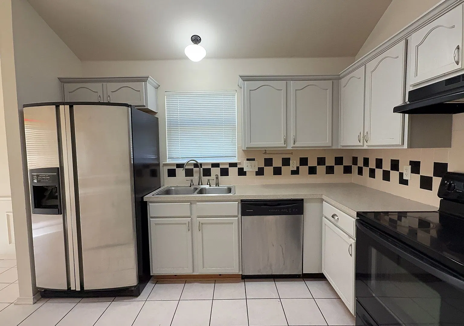 Available 12/10/2026, 3 bedroom — Photo 4