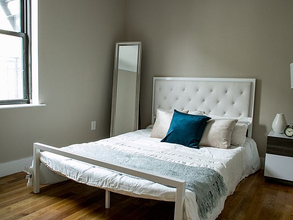 5th image of 2168 35th St APT 2H