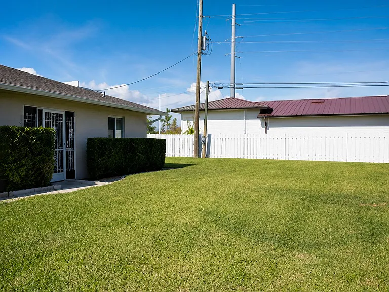1623 SW Santa Barbara Pl — Photo 7