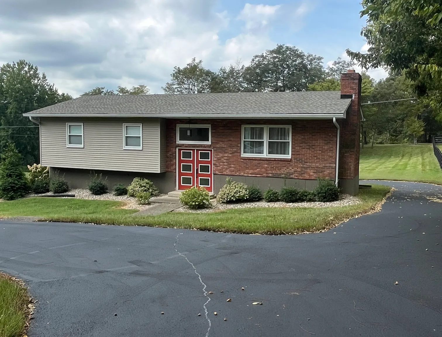 4 bed, 2200 sqft, $2,400 — Photo 3