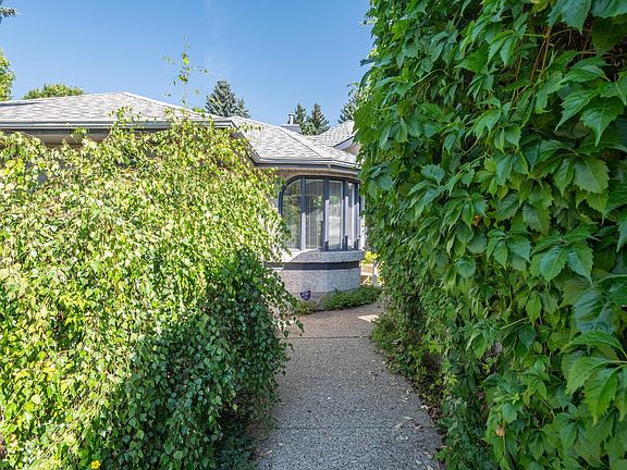 4th image of 8 Edgemont Point E
