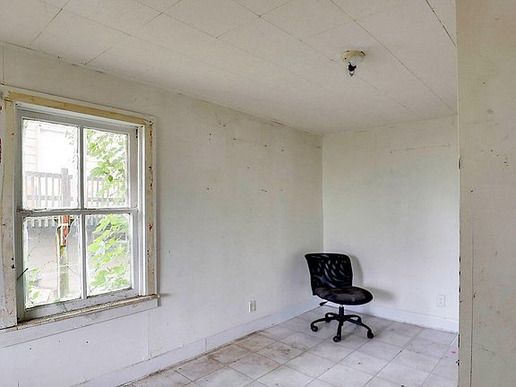 5th image of 327 Floral St