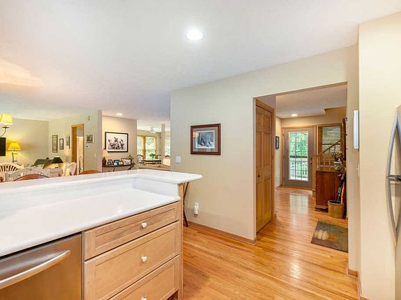 5th image of 2346 Lakeshore Dr