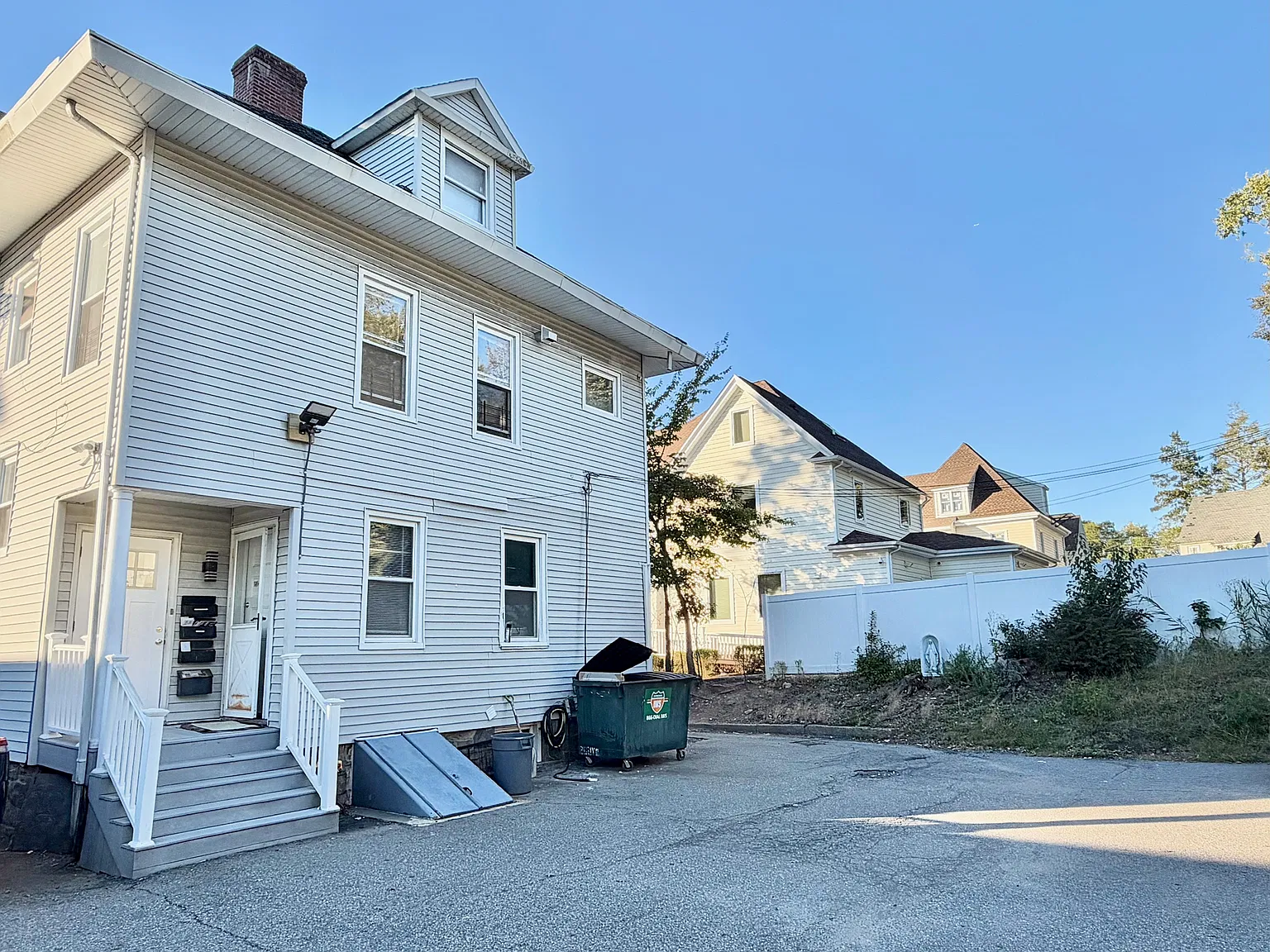 4 bed, $3,200 — Photo 2