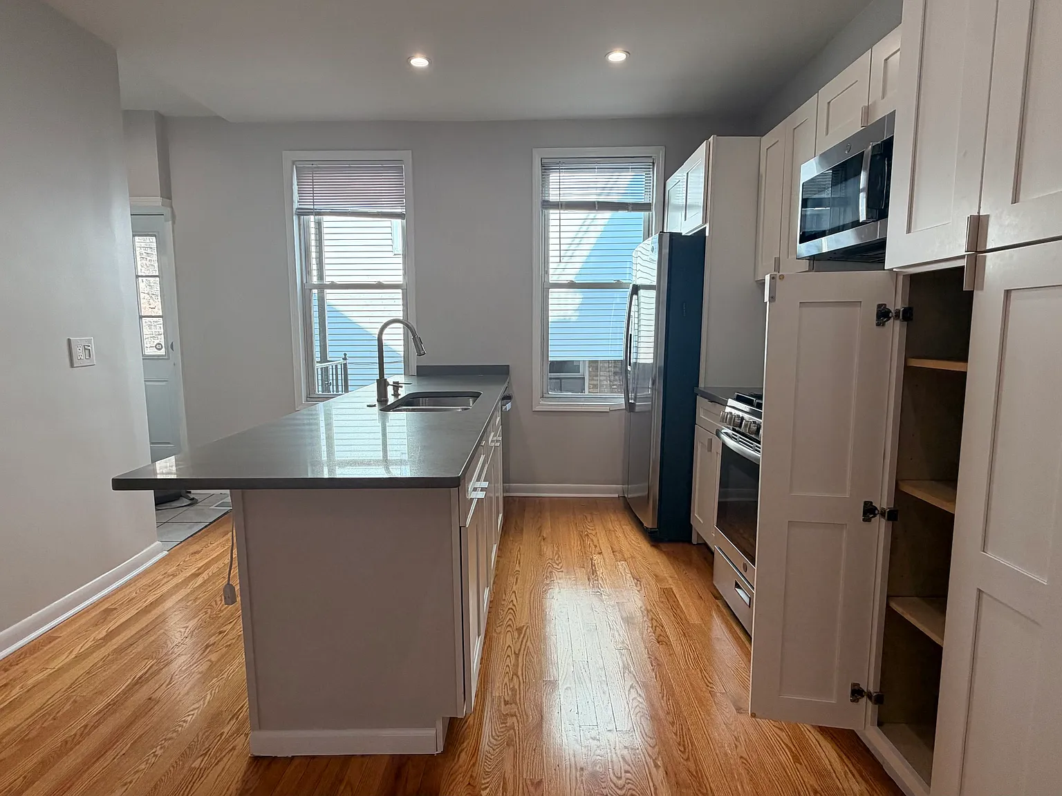 3 bed, 1100 sqft, $3,200 — Photo 2