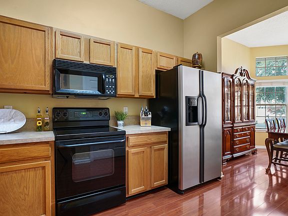 5th image of 725 Mackenzie Cir