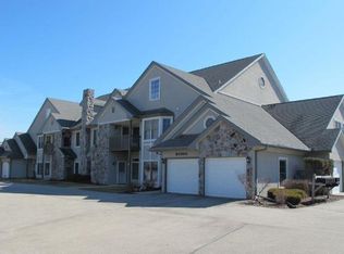 N30W23013 Pineview Cir, Pewaukee, WI 53072