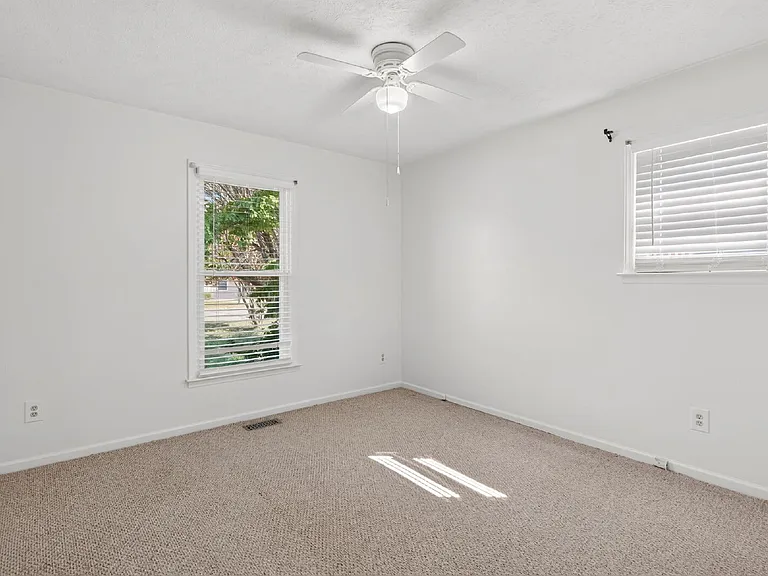 3225 Glenmore Dr — Photo 17