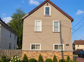 Comfortable Home in Cleveland Great Value & Convenient Location, Rear Upper Unit